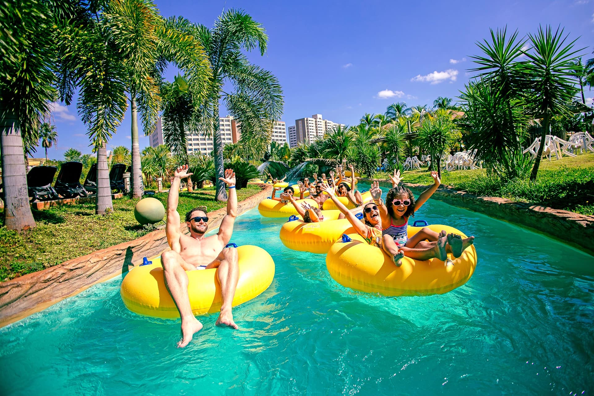 Montagem com os principais pontos turísticos de Olímpia, incluindo parques aquáticos e o Vale dos Dinossauros