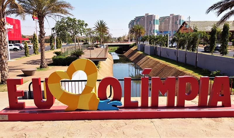 Montagem com as principais atrações de Olímpia: Thermas dos Laranjais, Vale dos Dinossauros e Museu de Cera.