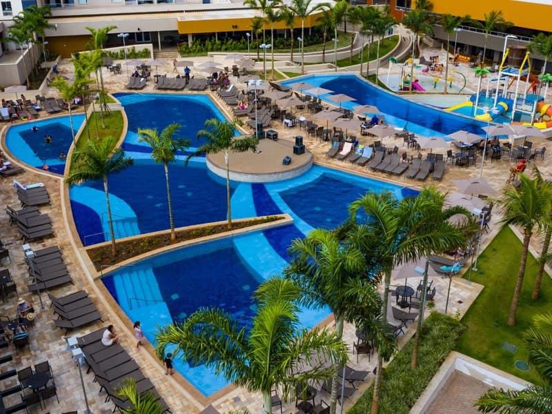 Crianças e adultos se divertindo no complexo de piscinas do Enjoy Solar das Águas