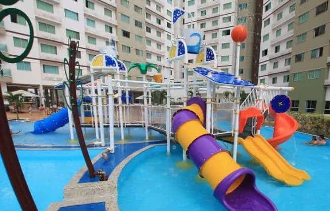 Crianças brincando no parque aquático infantil do Privê Riviera Park Hotel
