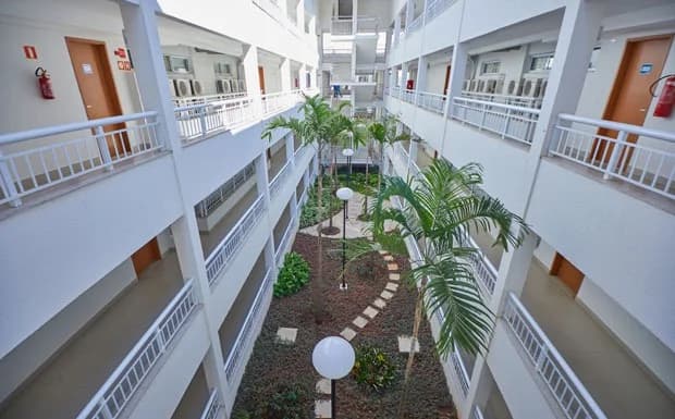 Parque aquático com toboáguas e área infantil.