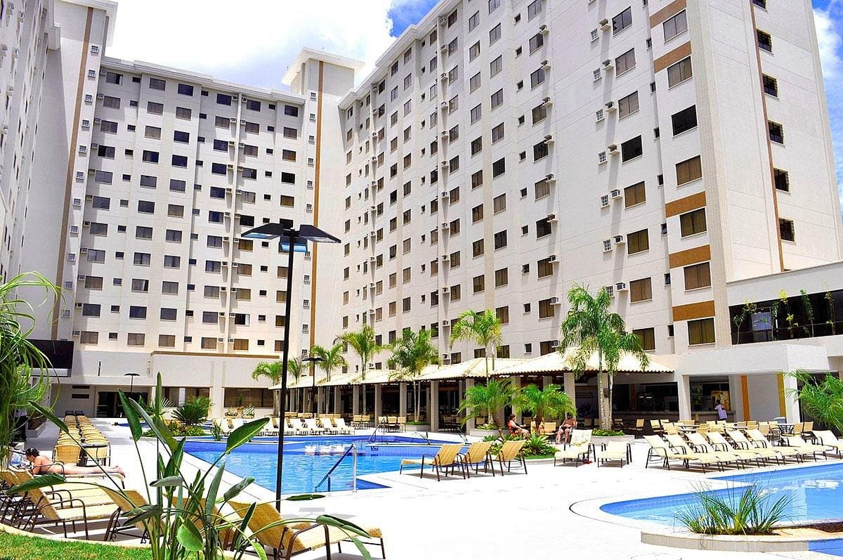 Fachada do Privê Boulevard Suíte Hotel à noite, mostrando sua localização central