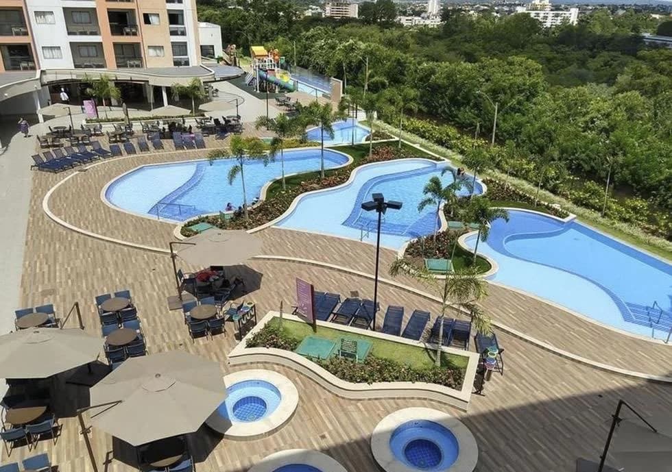 Crianças e adultos se divertindo nos toboáguas coloridos do Alta Vista Thermas Resort