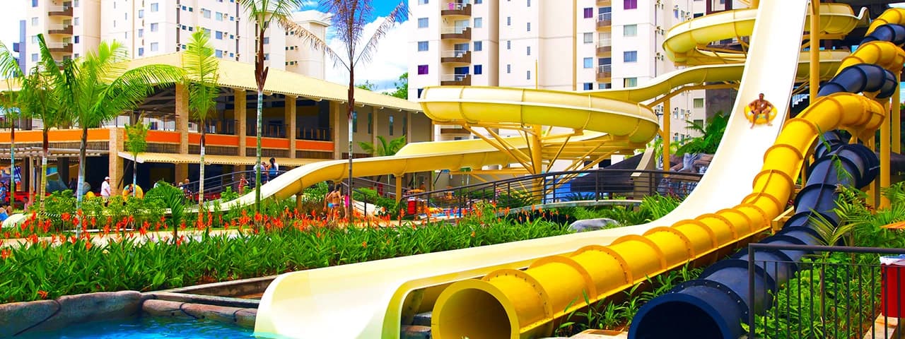 Área de piscinas do Ilhas do Lago Eco Resort com vista para o lago