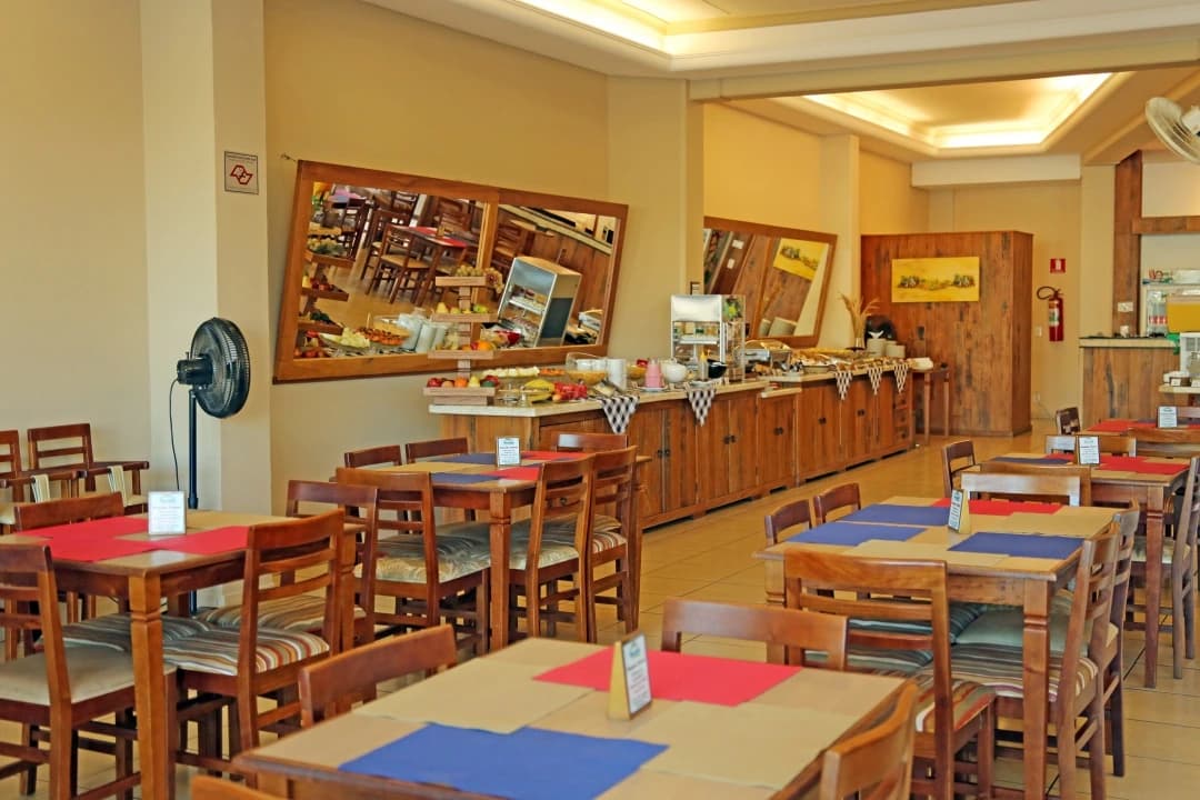 Recepção do hotel com decoração acolhedora.
