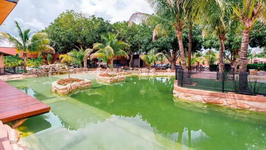Lago de pesca esportiva do Carpe Diem Eco Resort com hóspedes pescando