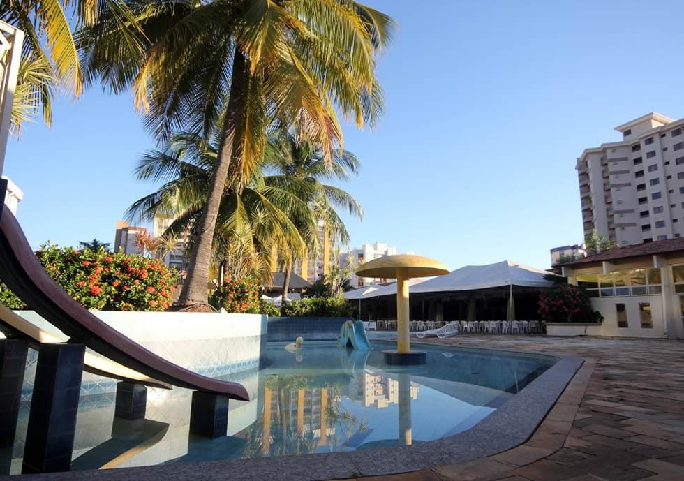 Pessoas em boias em um dos toboáguas radicais do Clube Privé