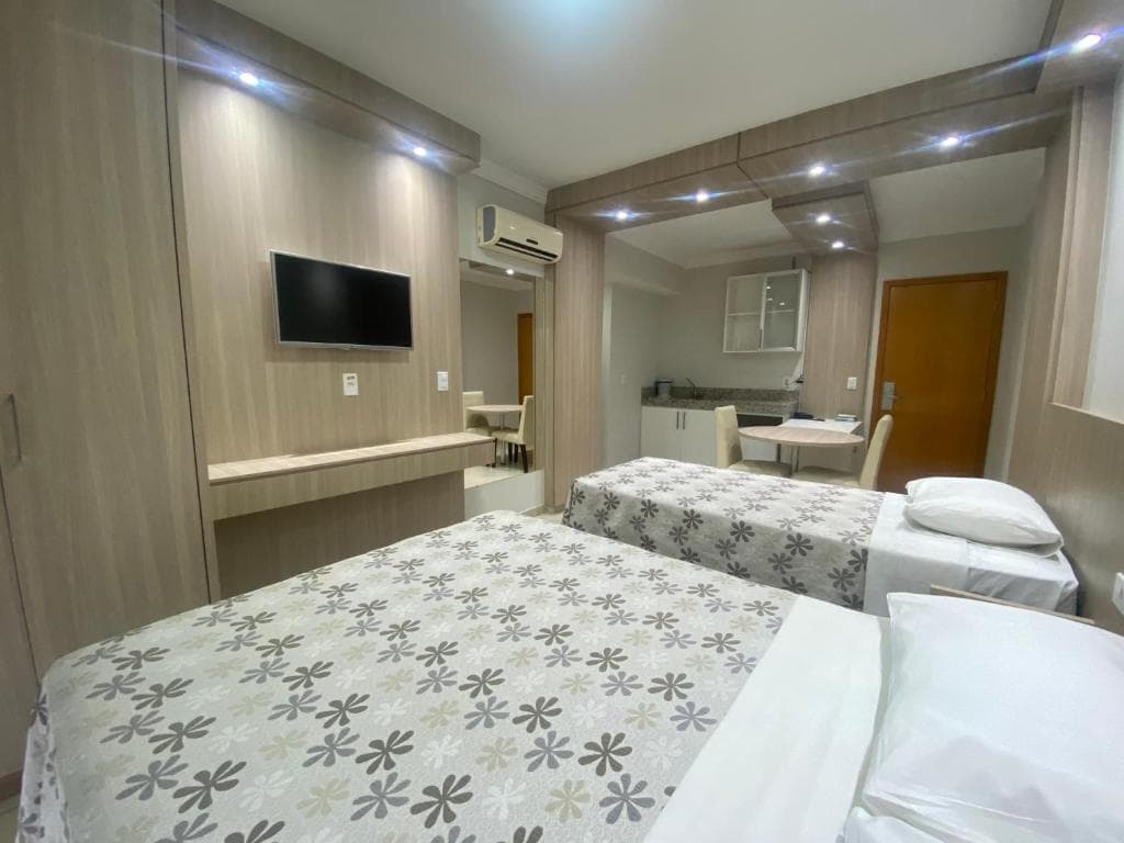 Área de lazer com piscinas para adultos e crianças.