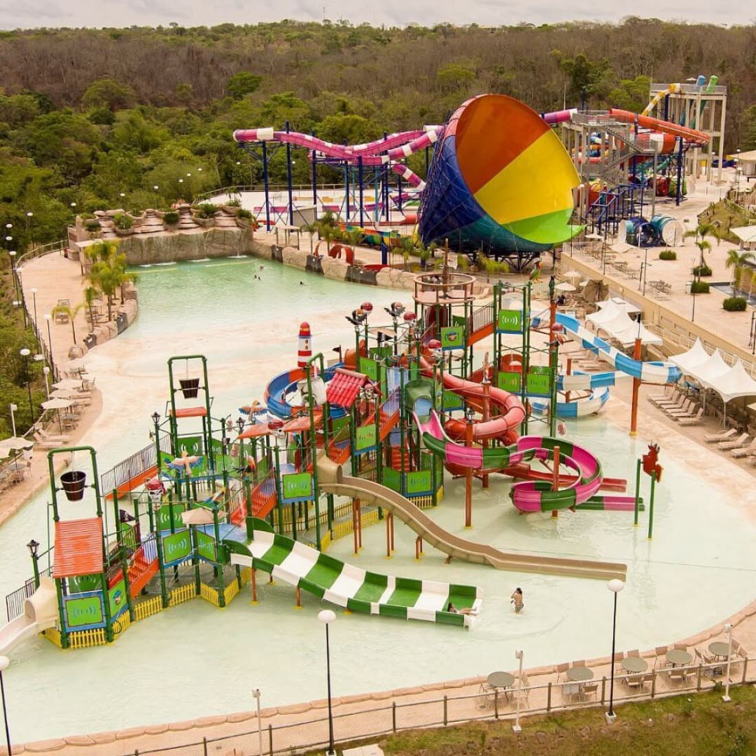 Crianças se divertindo em um brinquedo aquático colorido no Kawana Park