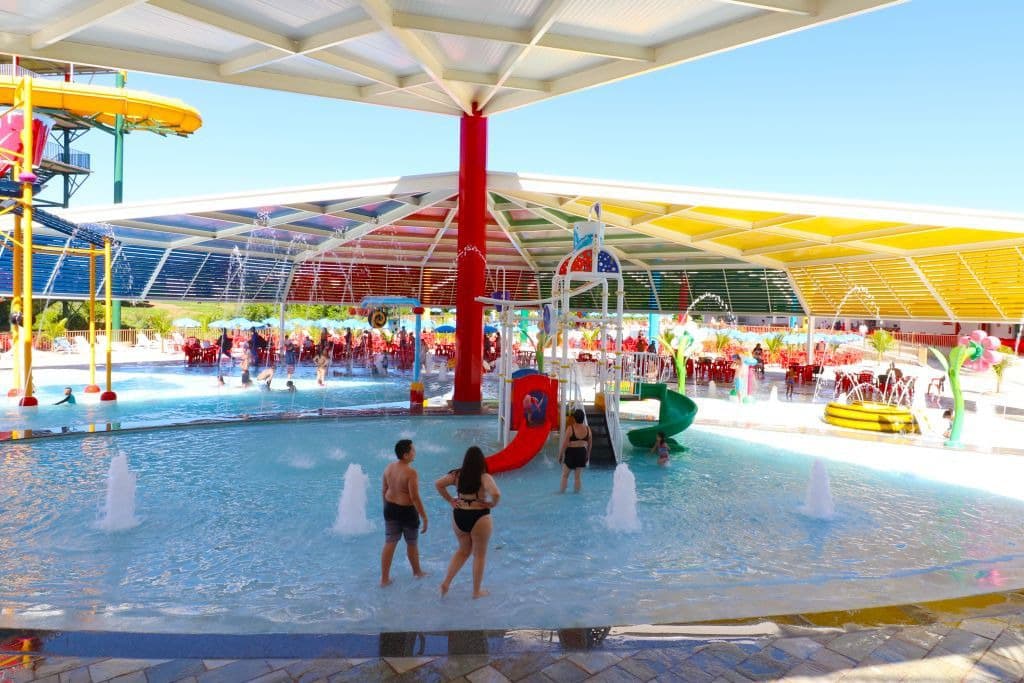 Toboáguas saindo da estrutura de vulcão no DiRoma Acqua Park