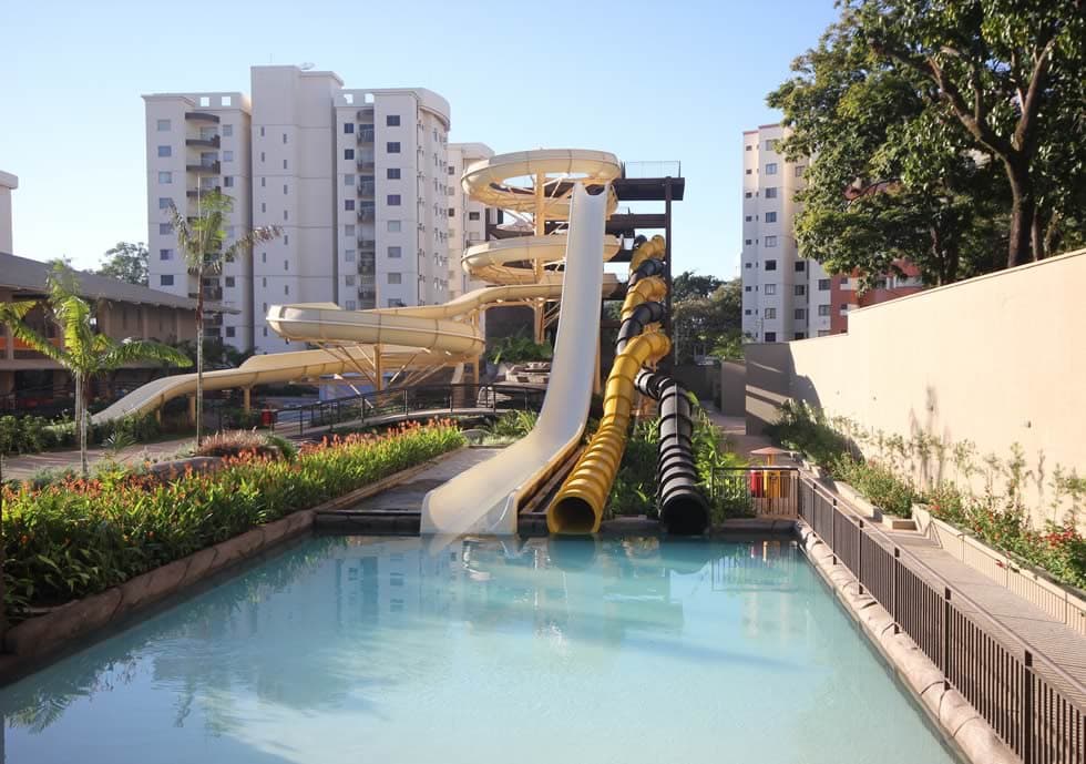 Família se divertindo na piscina de ondas do Water Park