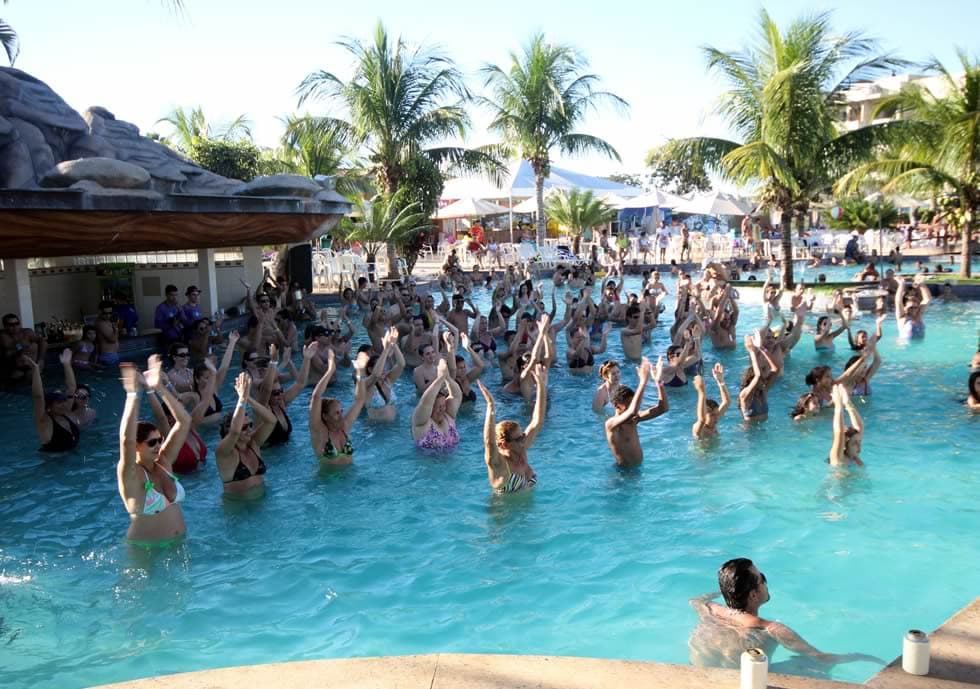 Toboáguas coloridos do Náutico Praia Clube em um dia de sol