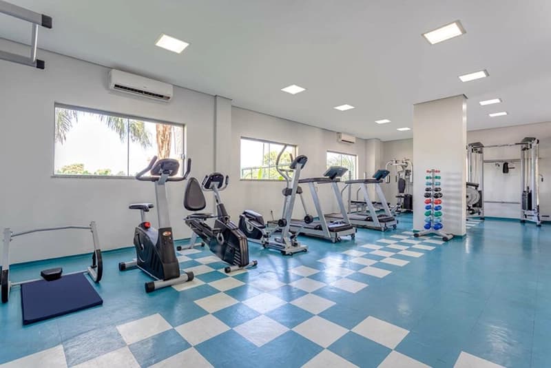 Academia do hotel equipada com esteiras, bicicletas e outros aparelhos de musculação.