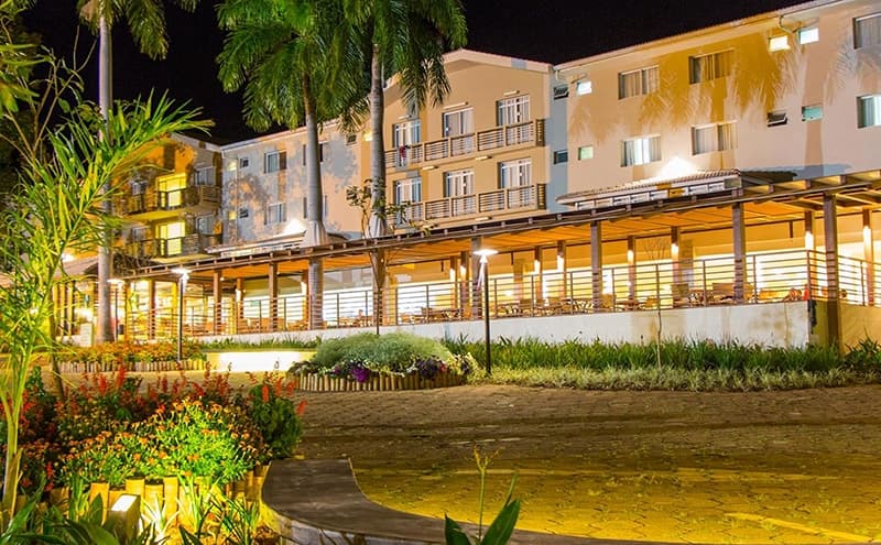 Detalhe da arquitetura charmosa do Hotel Pousada com jardins bem cuidados