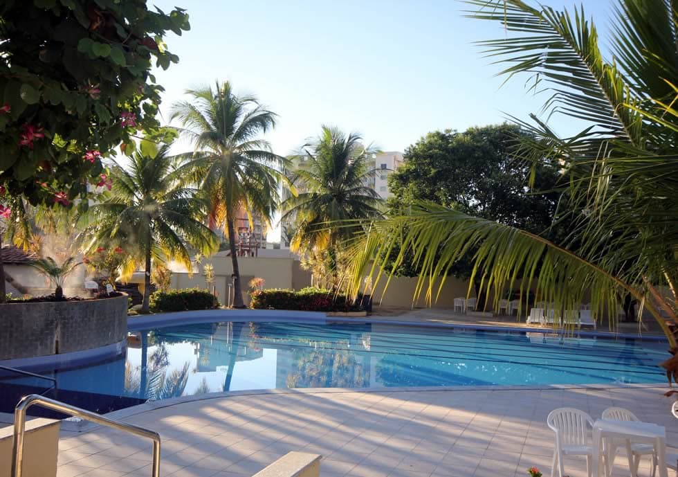 Família aproveitando a piscina de ondas no Clube Privé