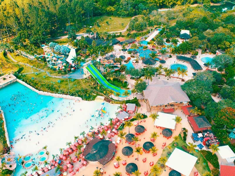 Área infantil do Lagoa Thermas Park com brinquedos aquáticos
