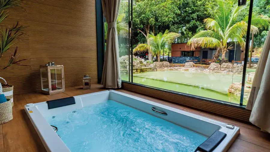 Área da piscina principal do resort com espreguiçadeiras e guarda-sóis