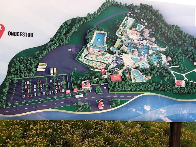 Área de lazer do hotel com uma grande piscina e espreguiçadeiras.