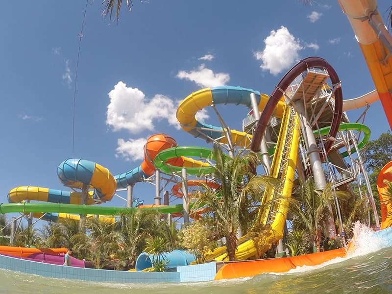 Área da praia artificial do Hot Beach Olímpia com coqueiros e areia branca