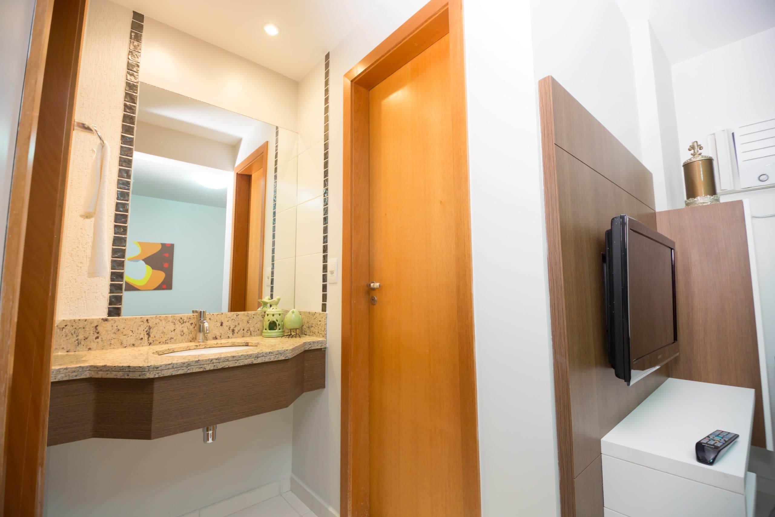 Apartamento modelo com quarto e sala de estar.
