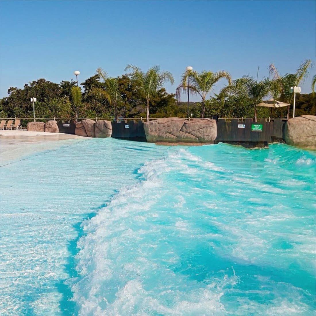 Pessoas relaxando em uma piscina de águas termais no Kawana Park