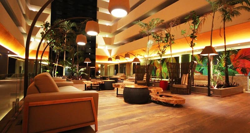 Lobby da recepção do hotel com design moderno em madeira.