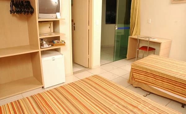 Recepção do hotel com balcão de atendimento e área de espera.
