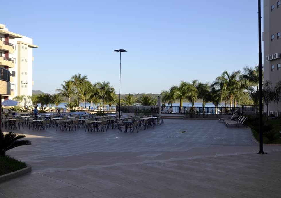 Vista do Náutico Praia Clube, com piscinas e toboáguas