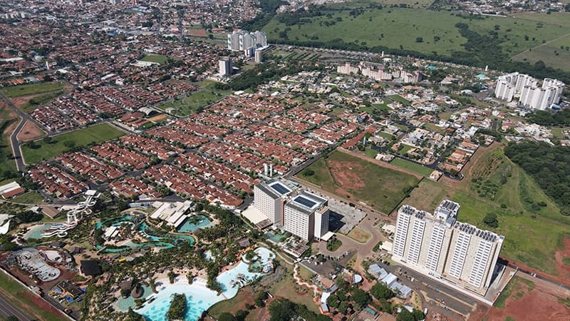 Paisagem aérea mostrando a área urbana e rural de Olímpia