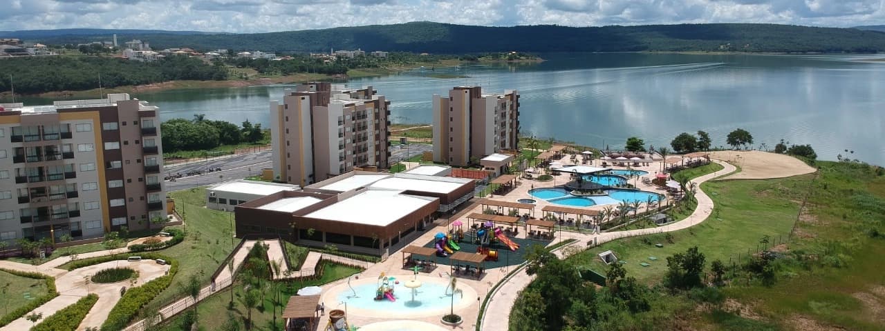 Crianças se divertindo na área de lazer infantil do resort