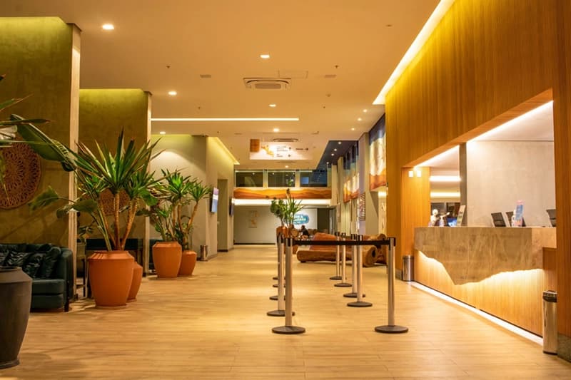 Recepção e lobby de entrada do Hot Beach Suites.
