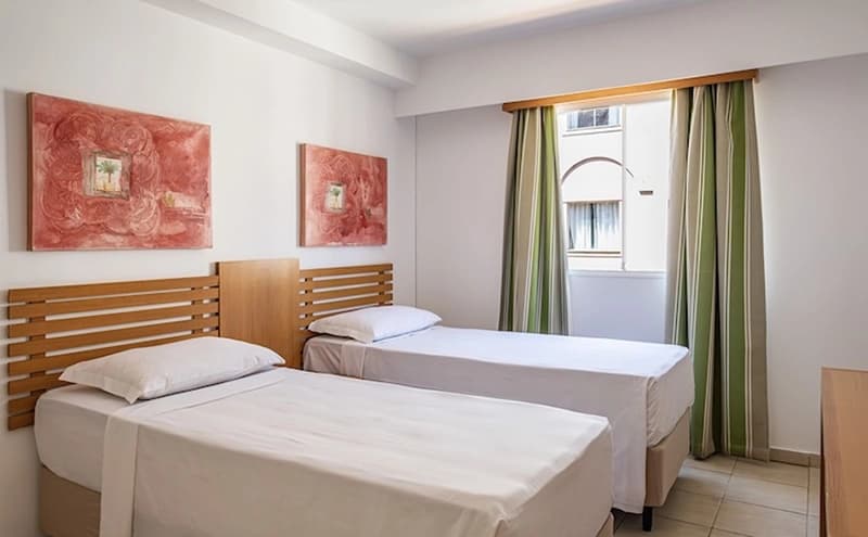 Acomodação do hotel com duas camas de solteiro.