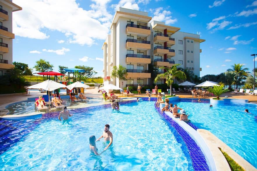 Apartamento com cama de casal e varanda com vista.