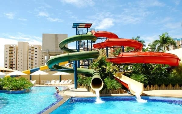 Crianças brincando em uma atração do Water Park, um dos parques acessíveis aos hóspedes