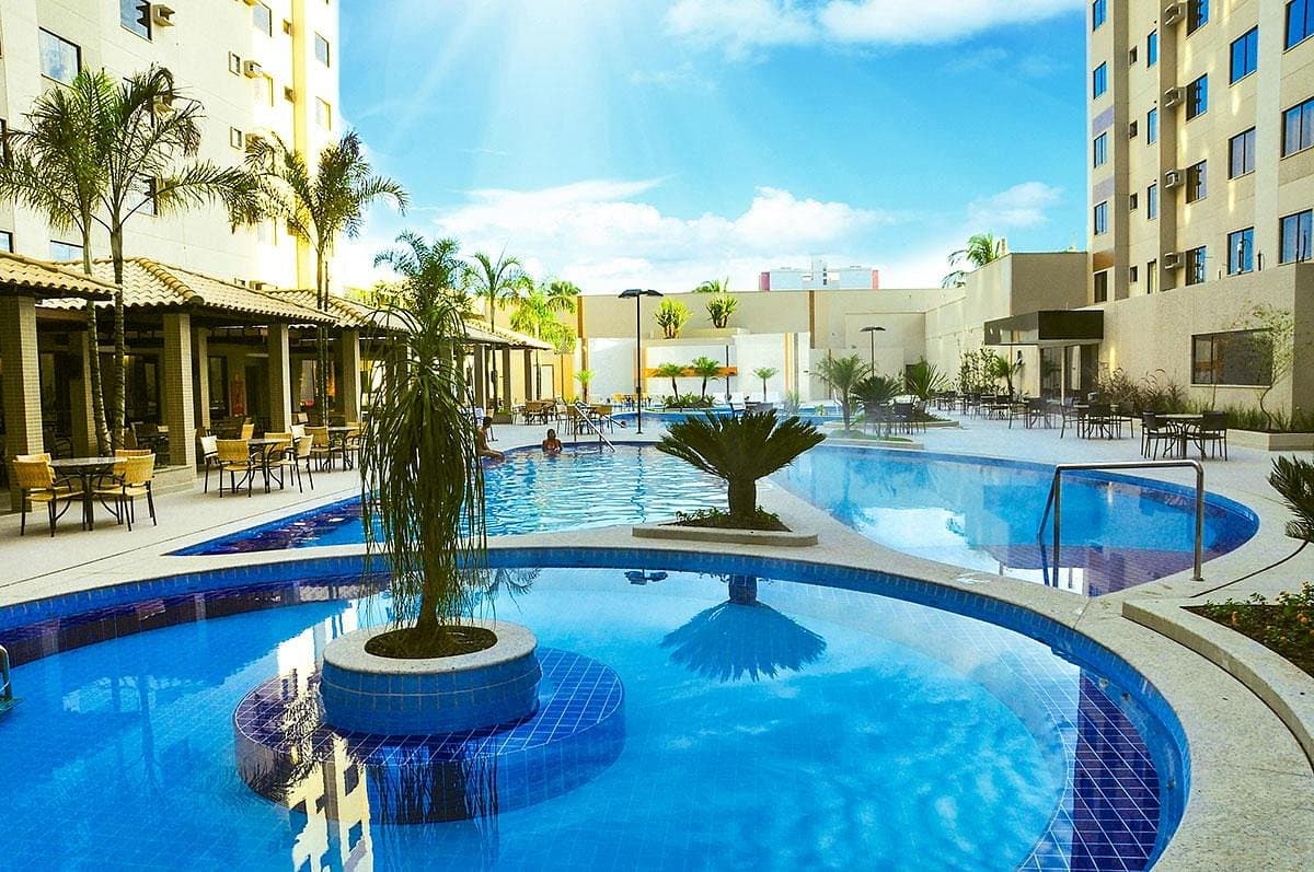 Área de lazer com piscinas termais e toboágua infantil.