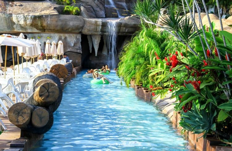 Piscina de ondas do DiRoma Acqua Park com visitantes se divertindo.