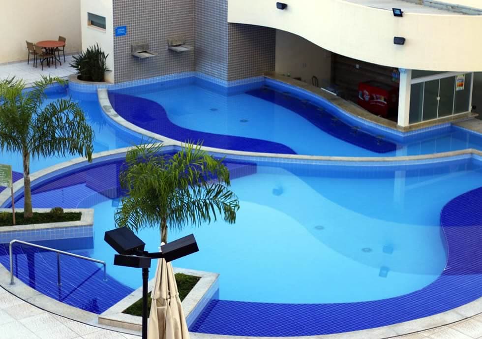 Parque aquático do Grupo Privé com toboáguas e piscinas