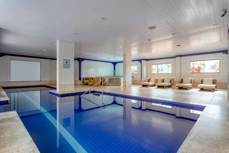 Piscina coberta e aquecida do resort, com raias para natação.