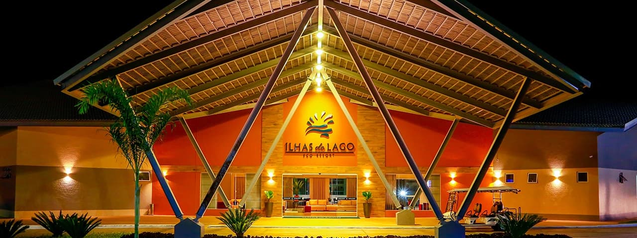 Área de lazer infantil com brinquedos aquáticos.