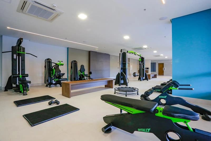Academia do resort com esteiras, bicicletas e equipamentos de musculação.