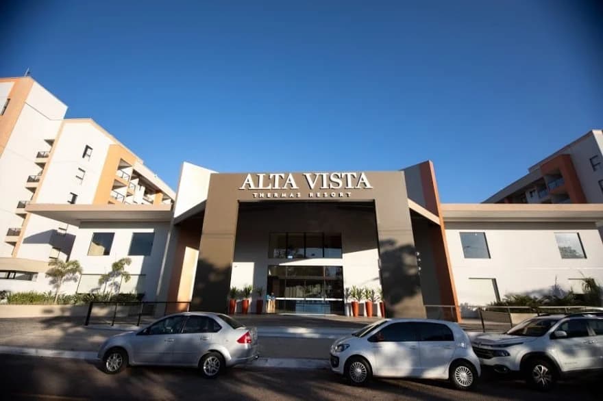 Apartamento com sala de estar, sofá e cozinha americana.