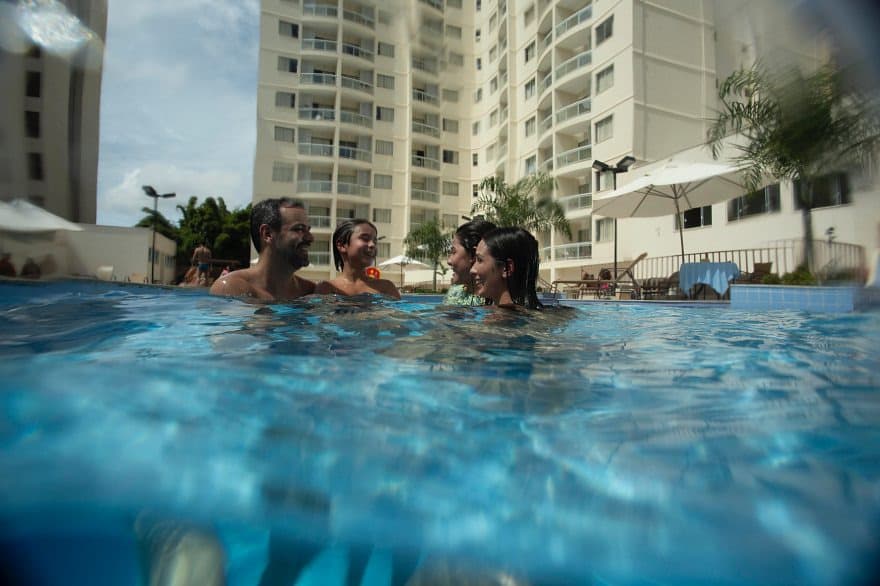 Hóspedes relaxando na piscina de águas quentes.