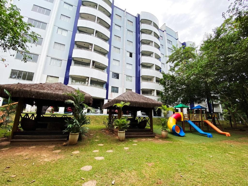 Apartamento equipado com cama de casal e beliche para famílias.