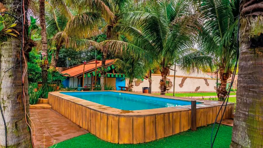 Crianças se divertindo na fazendinha do resort.