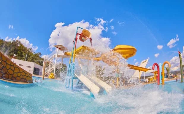 Parque aquático do Resort do Lago com toboáguas e piscinas termais