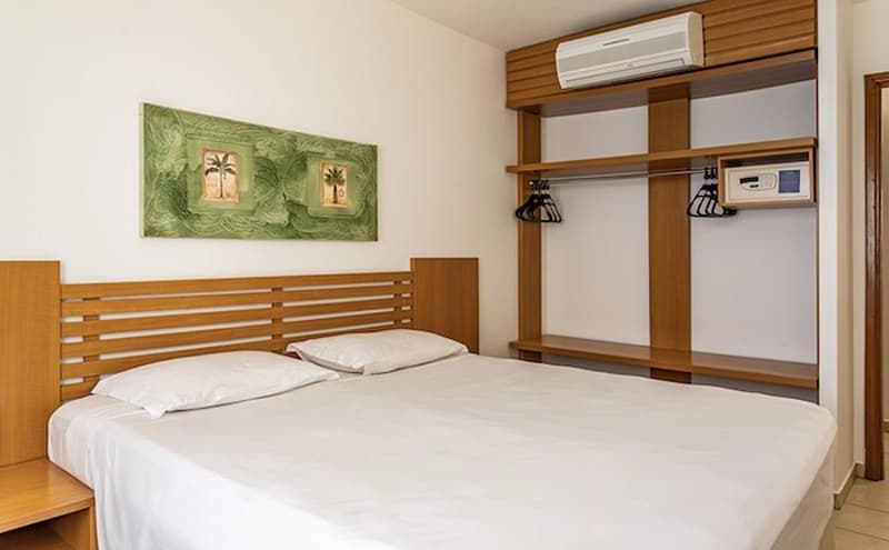 Quarto de hotel equipado com uma cama de casal.