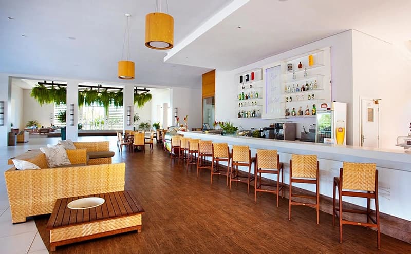 Restaurante em estilo buffet do resort, com balcão de serviço e mesas.