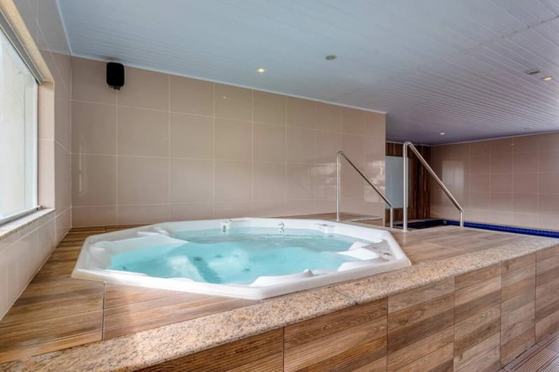 Ofurô ou banheira de hidromassagem em ambiente interno do hotel.