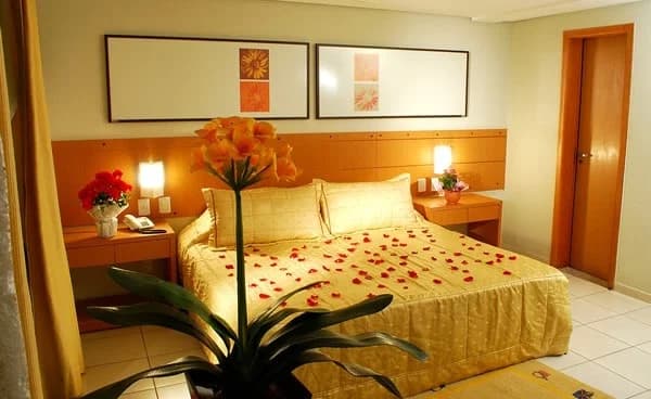 Quarto aconchegante do Privê Thermas Hotel com duas camas de casal