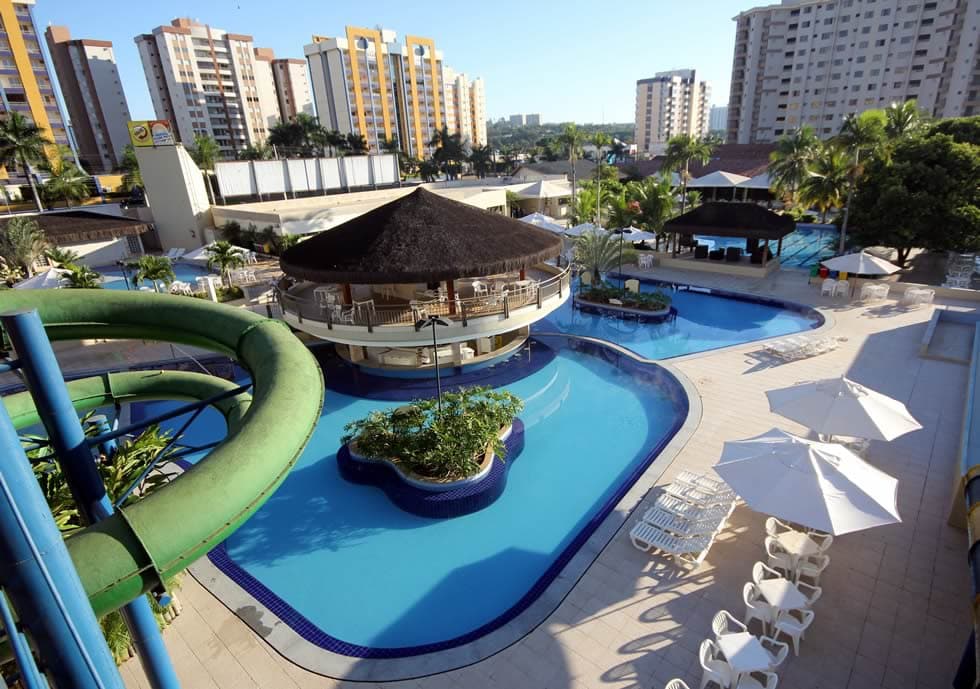 Pessoas relaxando em uma das piscinas de águas termais do parque.